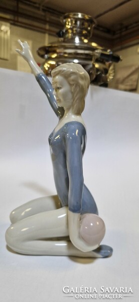 Tornászlány porcelán figura