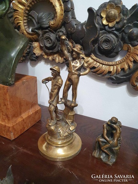 Bronze statue depicting 2 people. Very nice casting and patina. There is no marking on it, it is 33 cm high.
