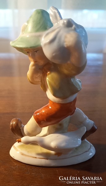 Kisfiú batyuval, libával porcelán figura