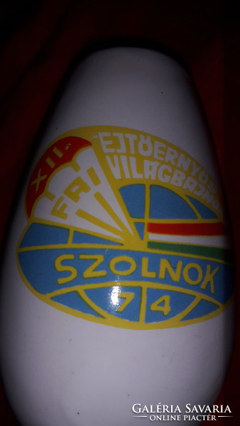 1974. - FAI - XII. Ejtőernyős világbajnokság SZOLNOK emlék Bodrogkeresztúr kerámia váza 12 cm