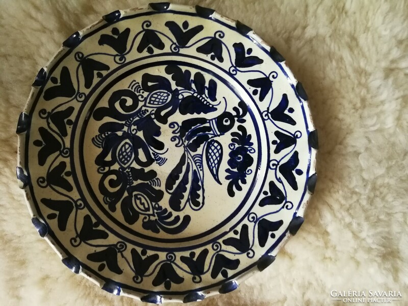 Korondi madaras kerámia fali tányér, jelzett a készítője