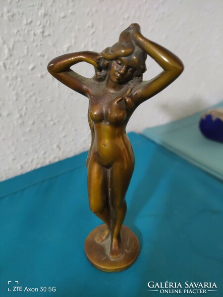 Eladó egy bronzból készült női akt szobor