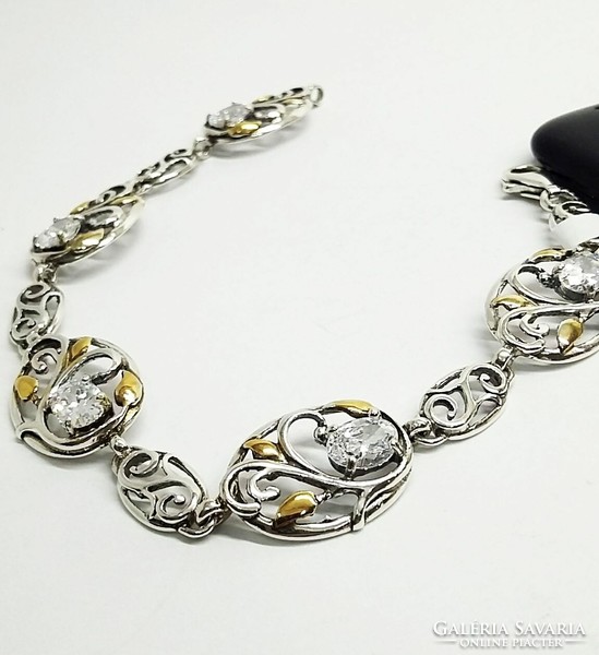 Silver bracelet with zirconia stone and gold-plated decoration.
