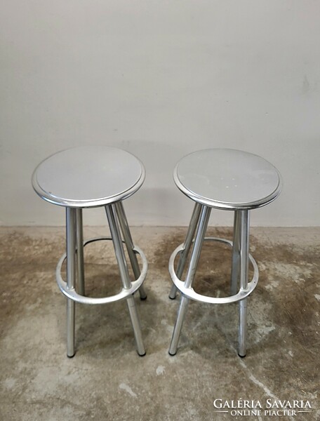 2 aluminum bar stools