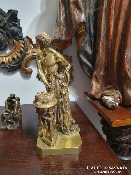 Bronze statue depicting a famous Roman person. 32 cm high. With a very nice patina. Unsigned.