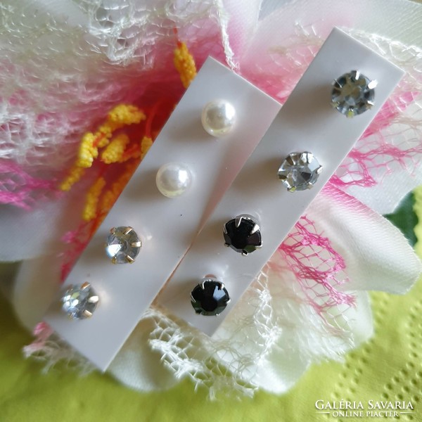 Ear25 - 4 pairs of medium-sized stud earrings with pearls and rhinestones