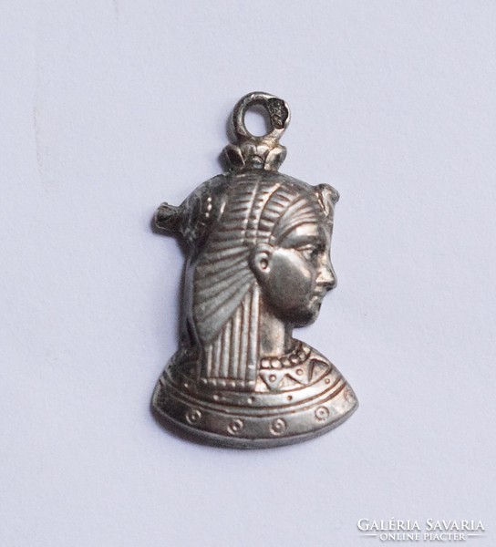 Kleopátra fémjeles ezüst medál , zsuzsu , egyiptomi 17 x 12 x 3 mm + karika