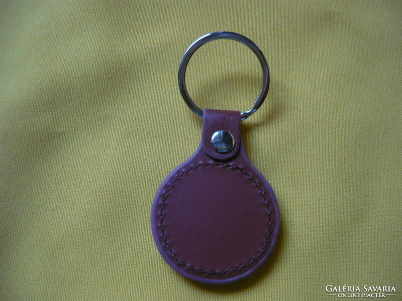Suzuki Maruti metal key ring on a leather base