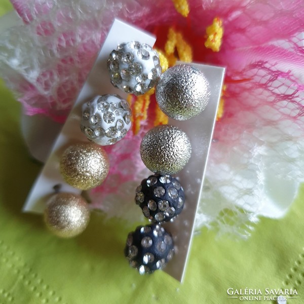 Fül27 - 4 pairs of studded pearl earrings with rhinestones