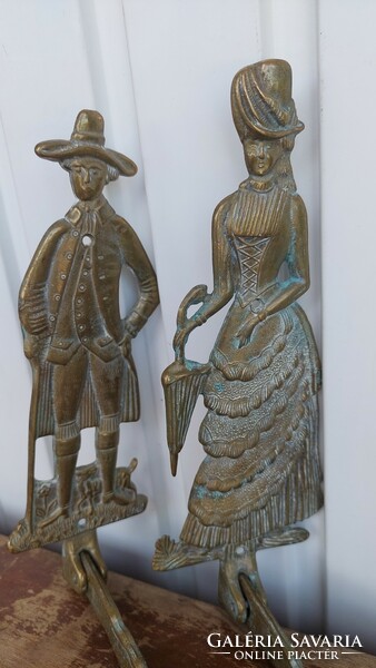 XIX. századi viseletben hölgy és úr, réz fali akasztó, nagyobb méret