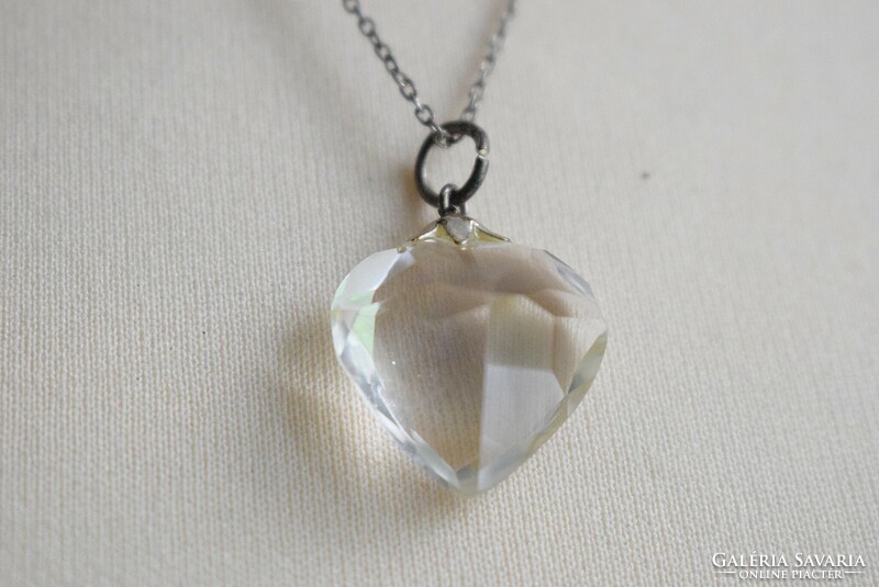 Medál szív alakú , kristály , kvarc 1,5 x 2 x 1,1 cm