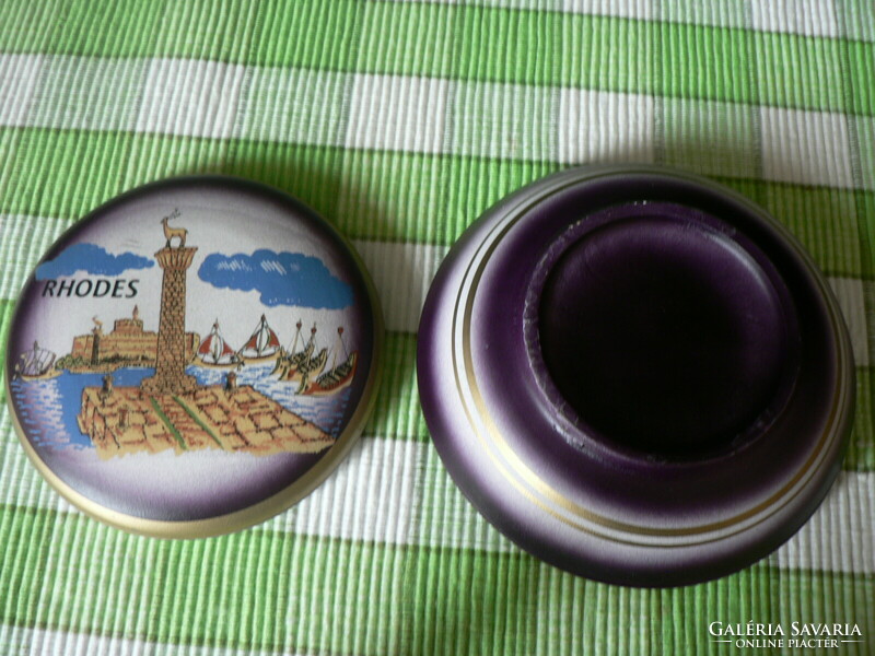 Greek scene with bonbonier pottery