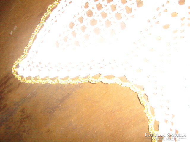 Gyönyörű fehér antik kézzel horgolt arany szélű csillag alakú terítő
