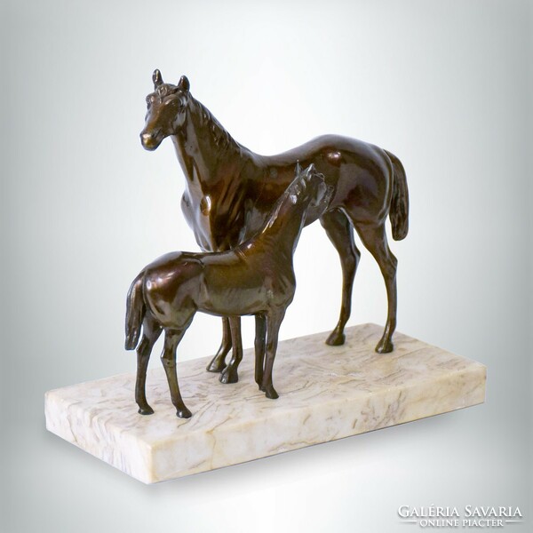 Equestrian statue: Enzah racing horse in war
