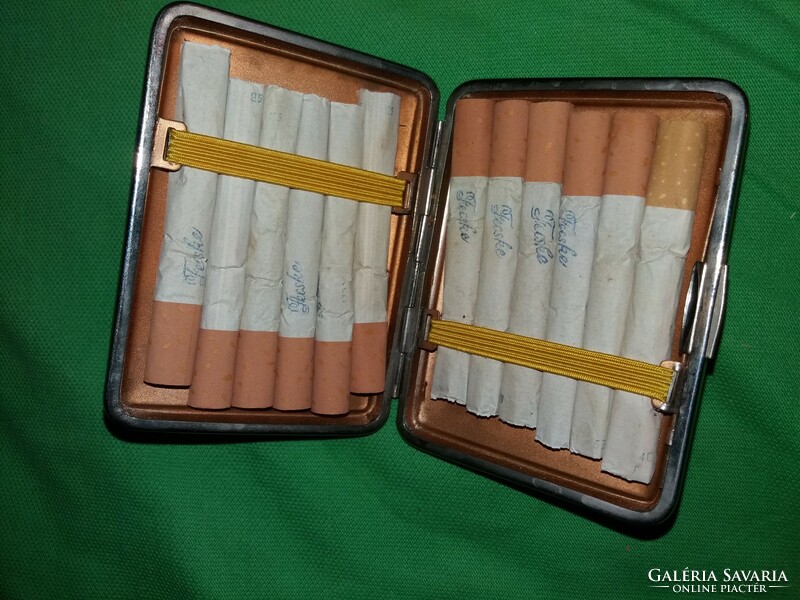 Régi műbőr/fém cigarettás doboz - dózni tartó tok kínáló 12 db "FECSKE" cigarettával a képek szerint