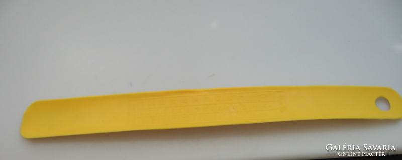 Retro yellow plastic shoe spoon with size chart