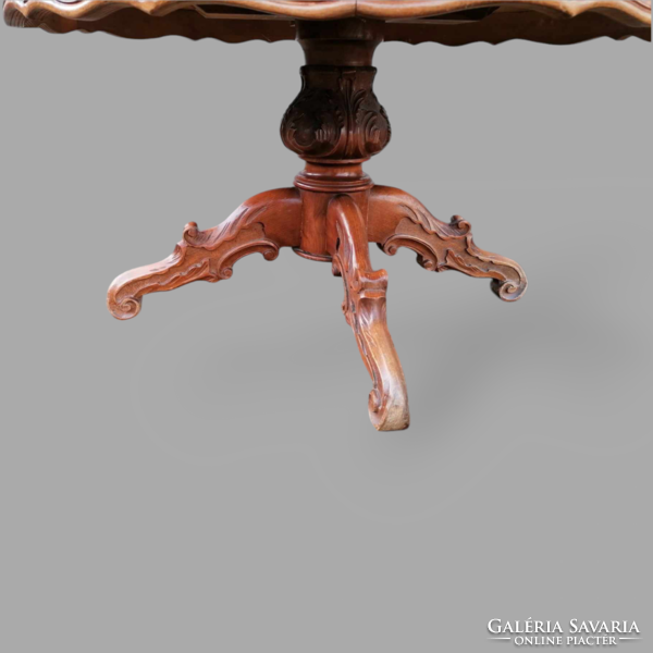 Neobaroque coffee table with spider legs