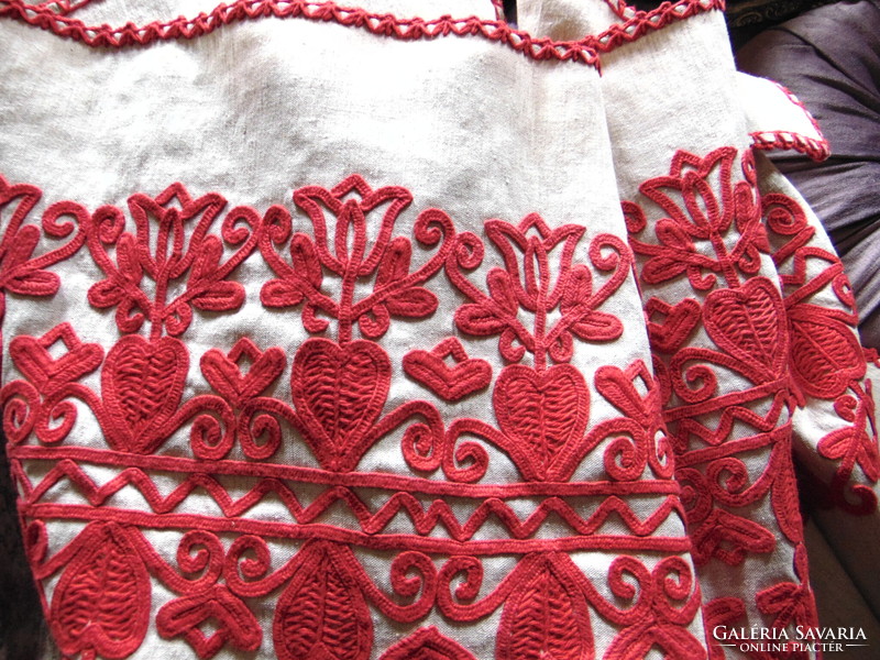 Beautiful richly embroidered Transylvanian written handwork wall protector or tablecloth