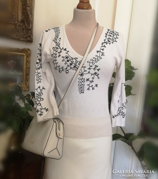 Laura ashley sweater size 38 cream white-black fine knit