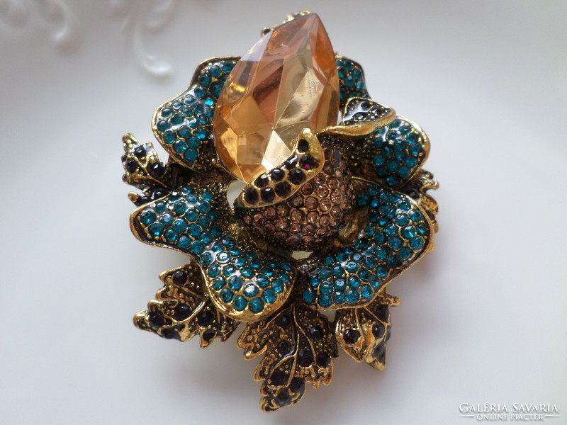 Flower bijou brooch with rhinestones