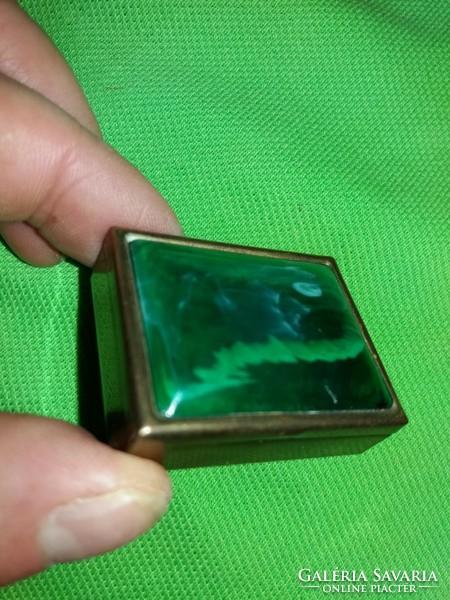 Antik pici fém - zöld jáde köves téglalap alakú gyűrűtartó szelence 5 x 3 cm a képek szerint