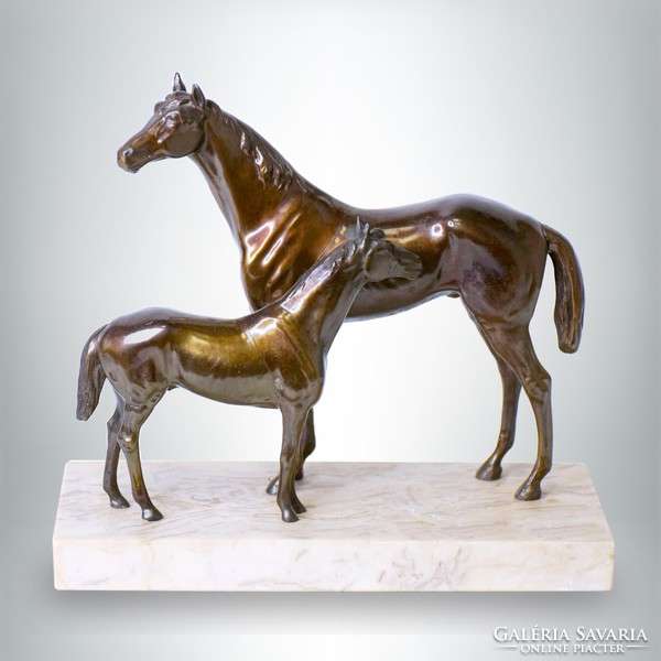 Equestrian statue: Enzah racing horse in war