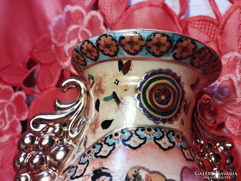 Gyönyörű, kézzel festett, aranyozott kínai porcelán váza, 20 cm. magas
