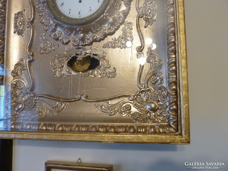 Wall clock with eagle decoration