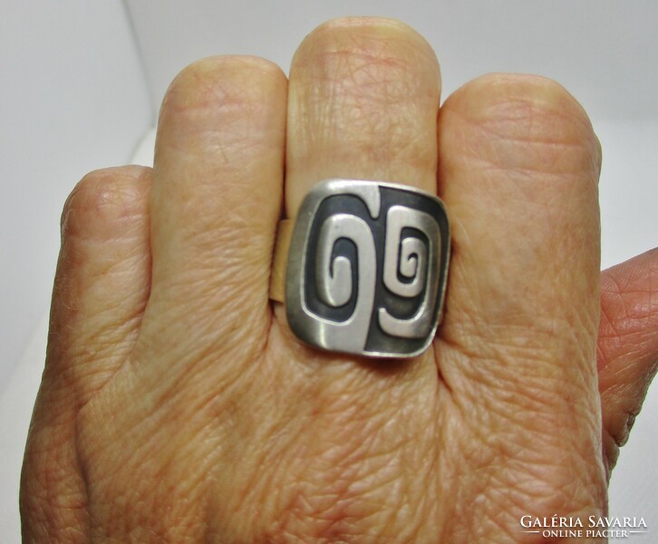 Különleges széles iparművész ezüst  gyűrű, nagyon egyedi.
