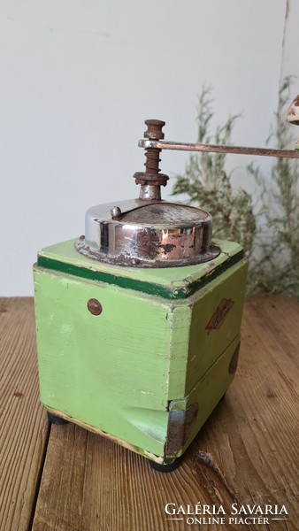 Wooden coffee grinder aero