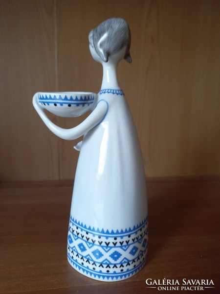 Raven House porcelain figurine in perfect condition