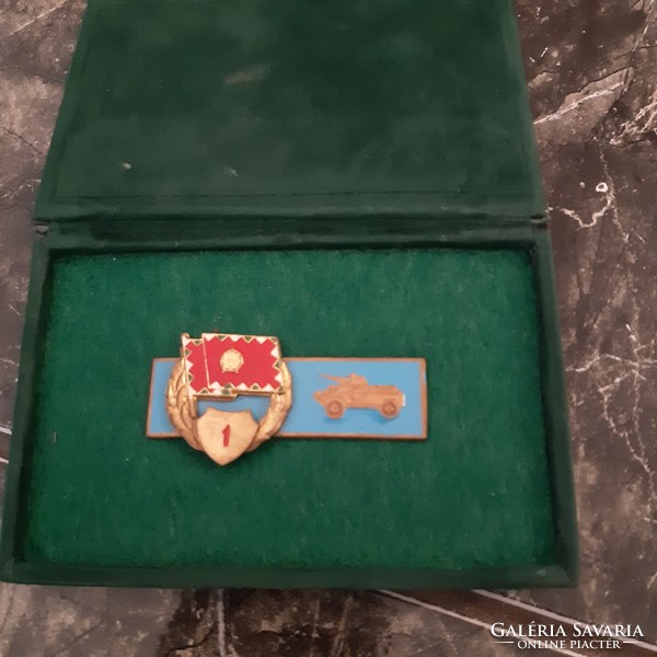 Mn military 1st class qualification badge in perfect condition in box