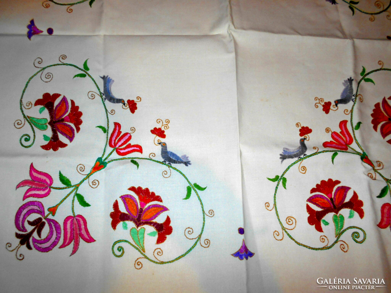 Embroidered tablecloth 84 cm x 78 cm - men's embroidered bird pattern