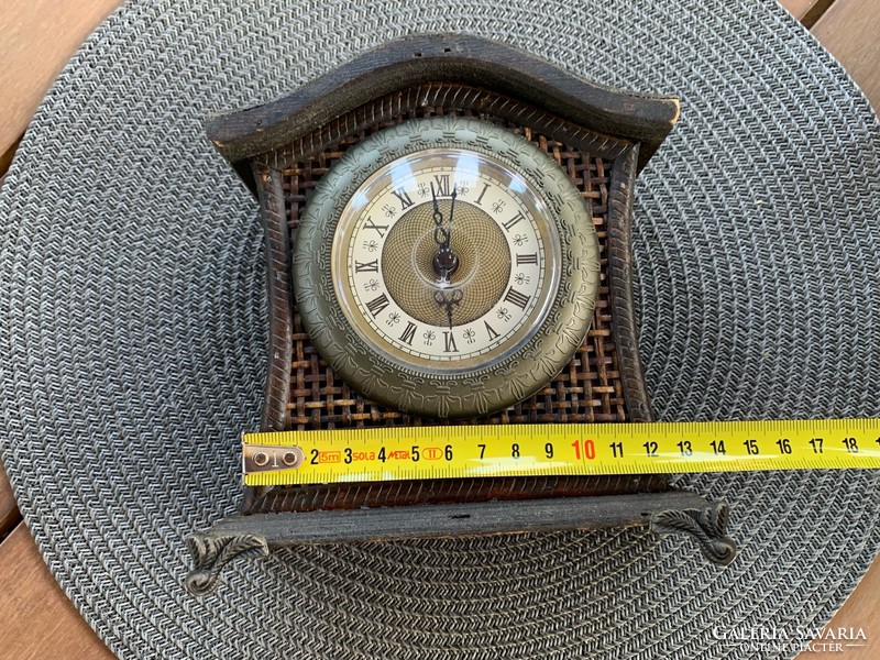 Antique wooden quartz clock with battery, works well