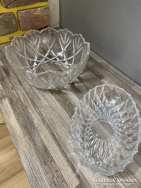 2 glass bowls