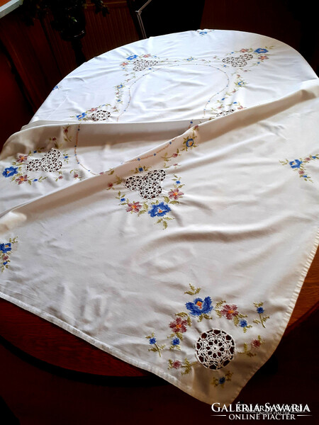 Beautiful embroidered, ribbed tablecloth, tablecloth. 166X 125 cm