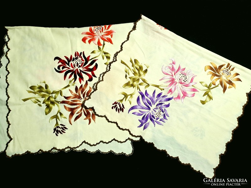 2 runner embroidered with a flower pattern, size in the pictures