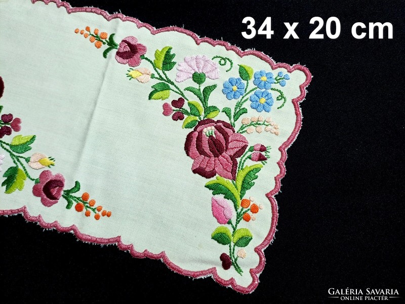 Tablecloth richly embroidered with a Kalocsa pattern, 34 x 20 cm