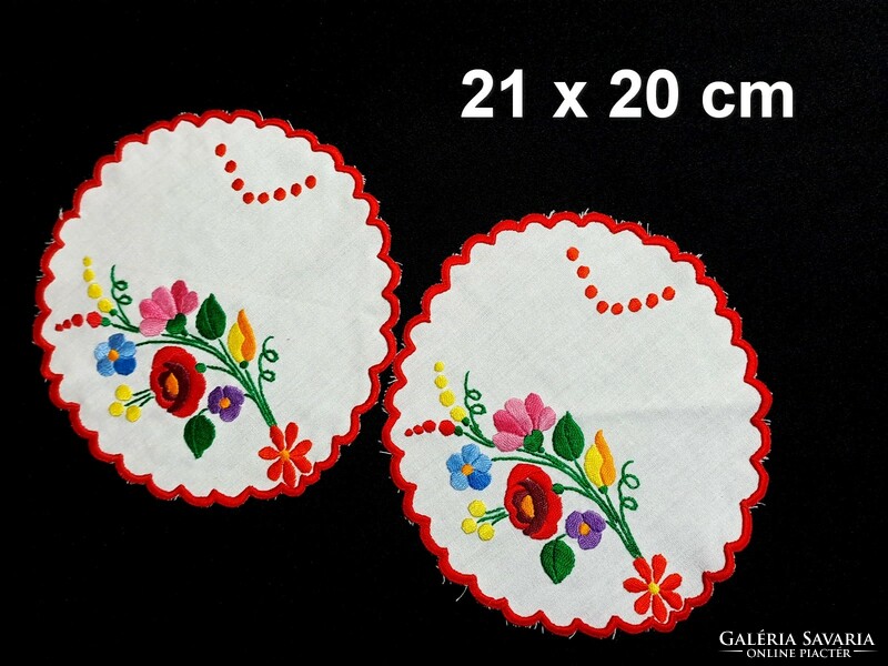 2 round tablecloths embroidered with a Kalocsa pattern, 21 x 20 cm