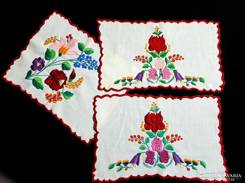 3 sizes of tablecloth embroidered with Kalocsa pattern in the pictures