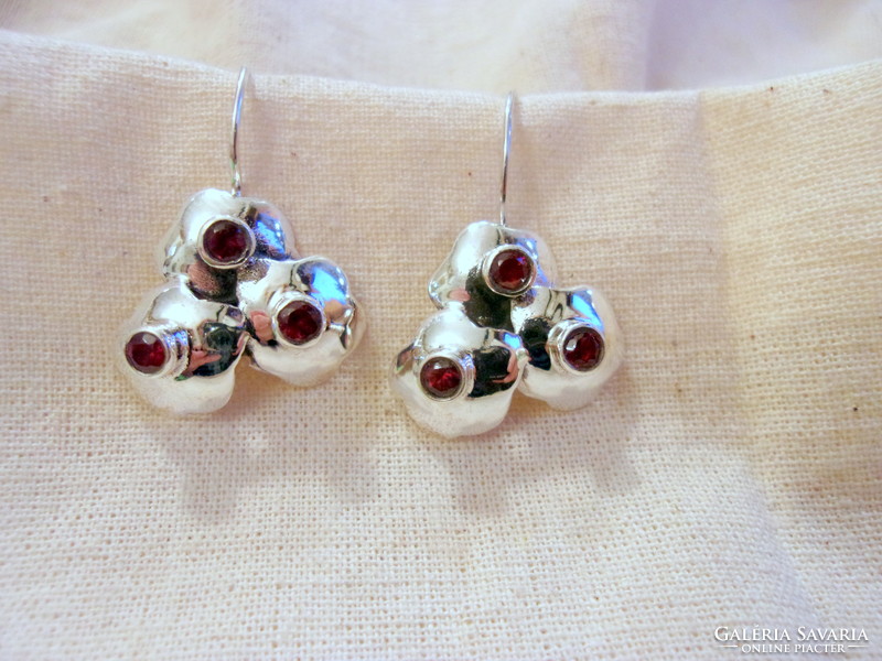 Decorative silver flower earrings with garnet decoration