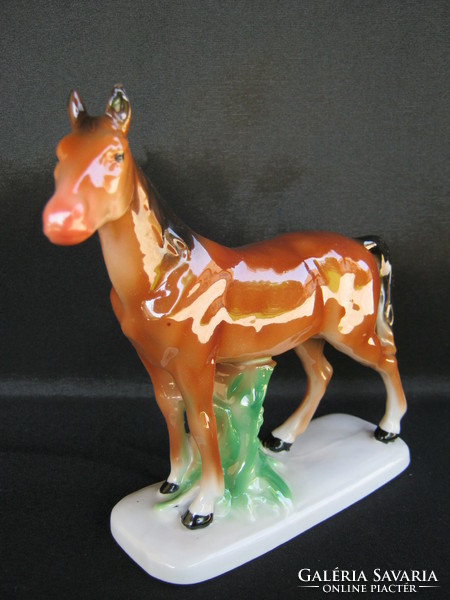 Porcelán csikó ló