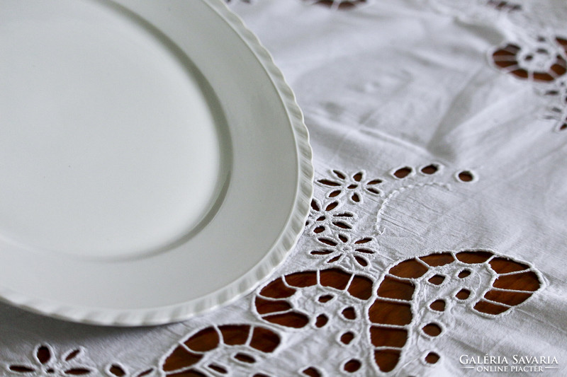 Elegant, patterned, flat plate from the factory of Count Thun.