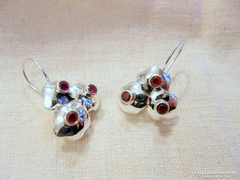Decorative silver flower earrings with garnet decoration