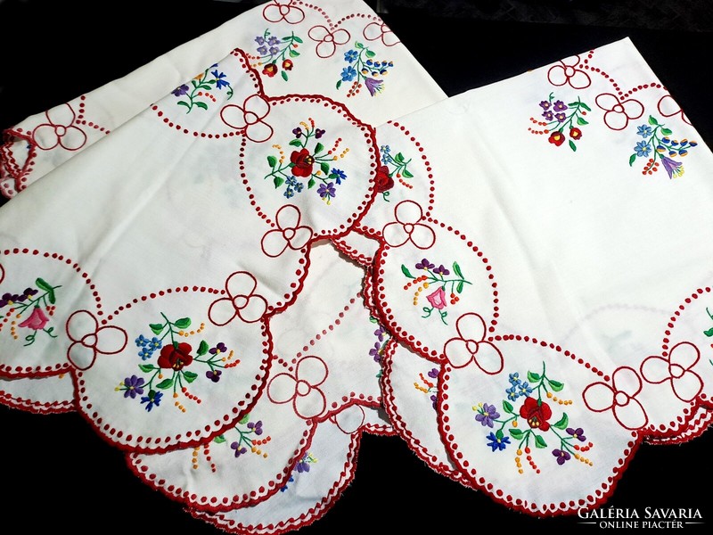 Very nice 3-piece set embroidered with a Kalocsa pattern, 2 large tablecloths and a runner