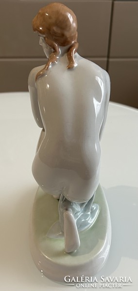 Zsolnay térdelő női akt porcelán szobor