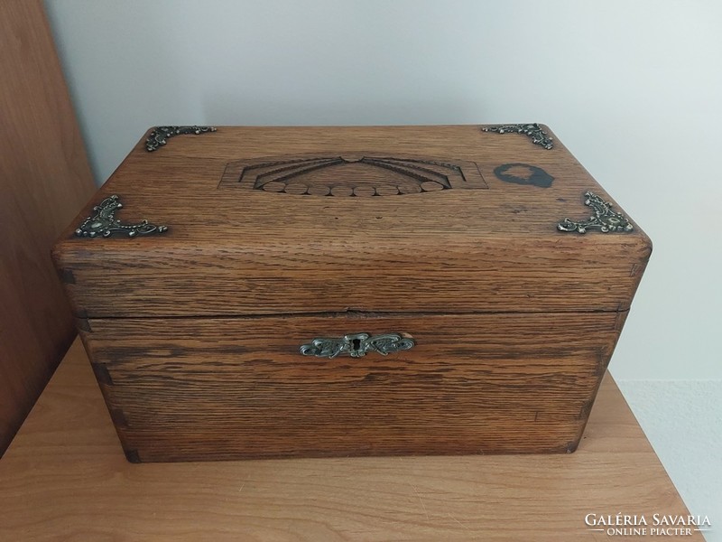 (K) vintage wooden chest