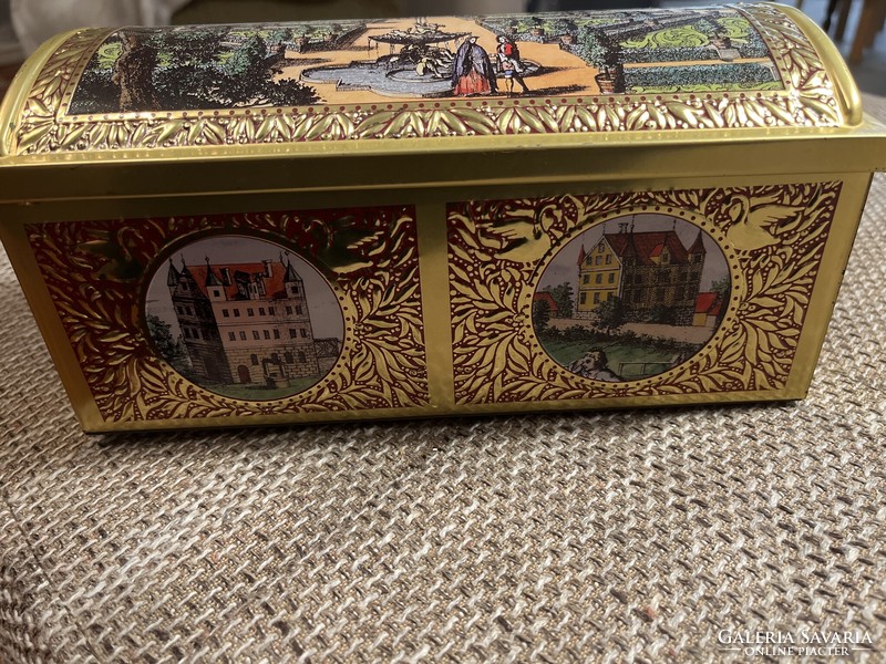 A fabulous, box-shaped Schmidt Nuremberg gingerbread box in very good condition!