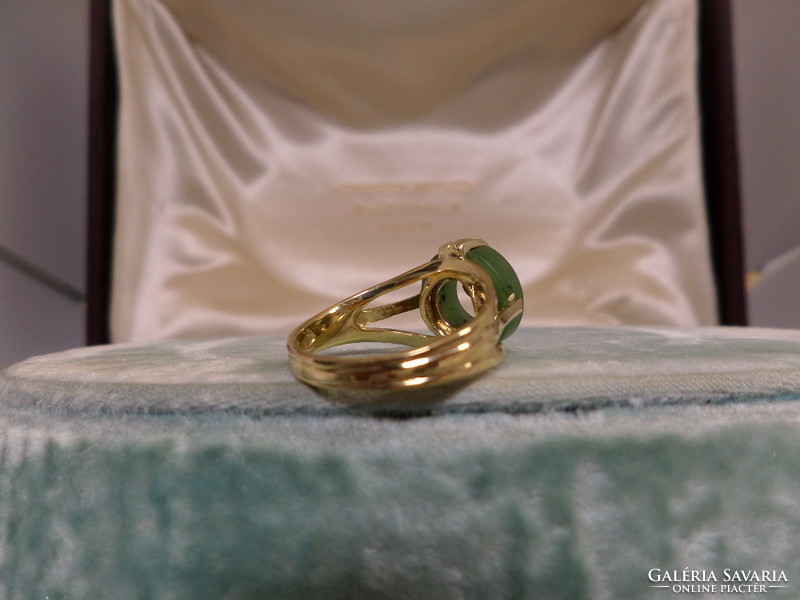 Exciting gold ring with blue jade and brils