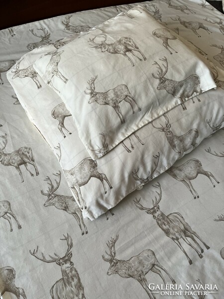 2 Reindeer patterns in a pair of personal bedding sets
